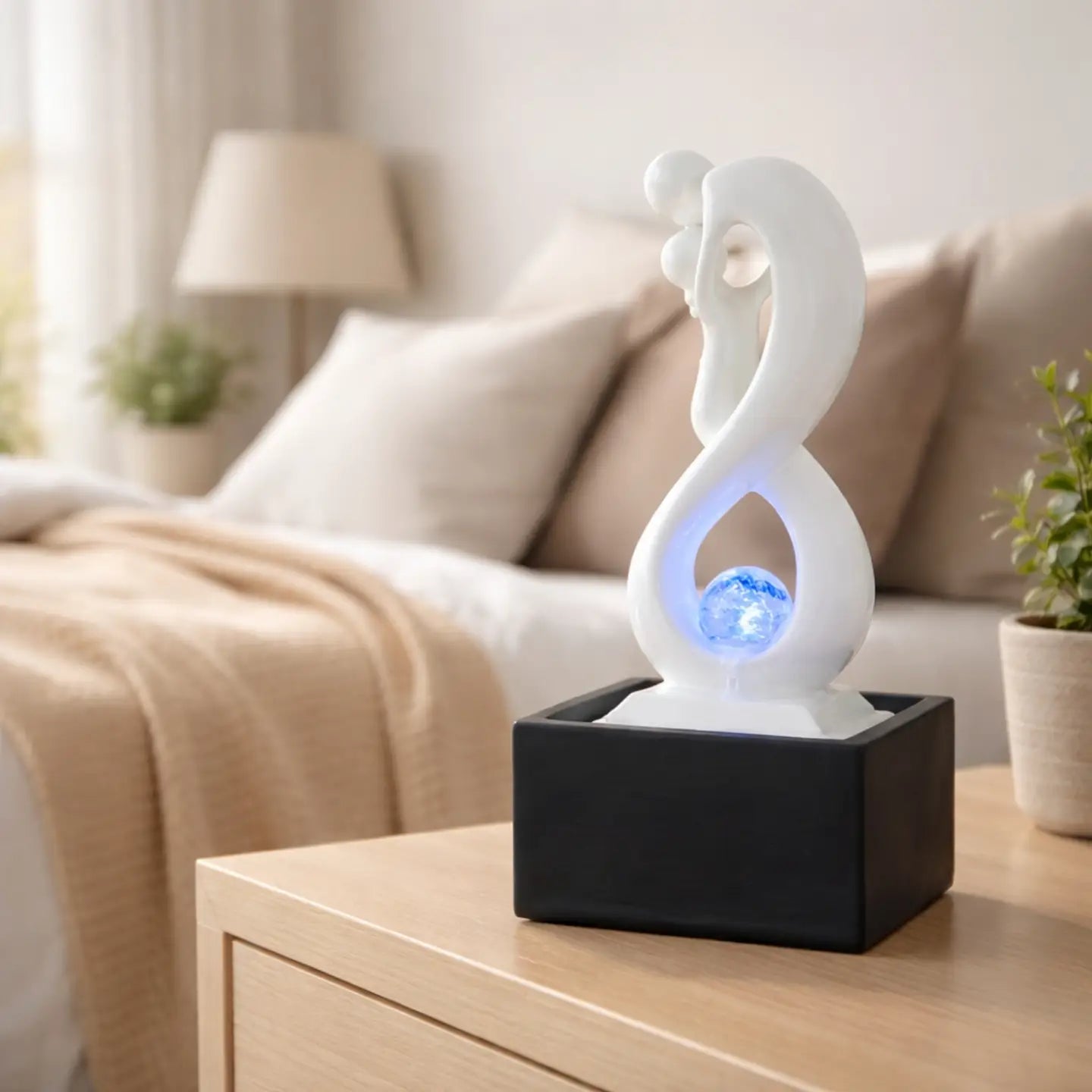 Moderner Zimmerbrunnen "Liebespaar" Schwarz Weiß mit LED Glaskugel
