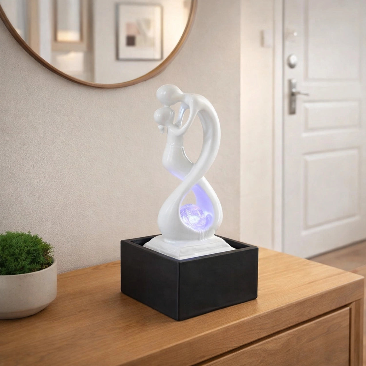 Moderner Zimmerbrunnen "Liebespaar" Schwarz Weiß mit LED Glaskugel